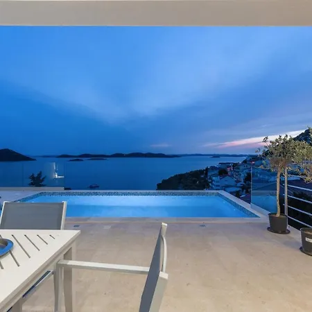 Beautiful Fleur Villa